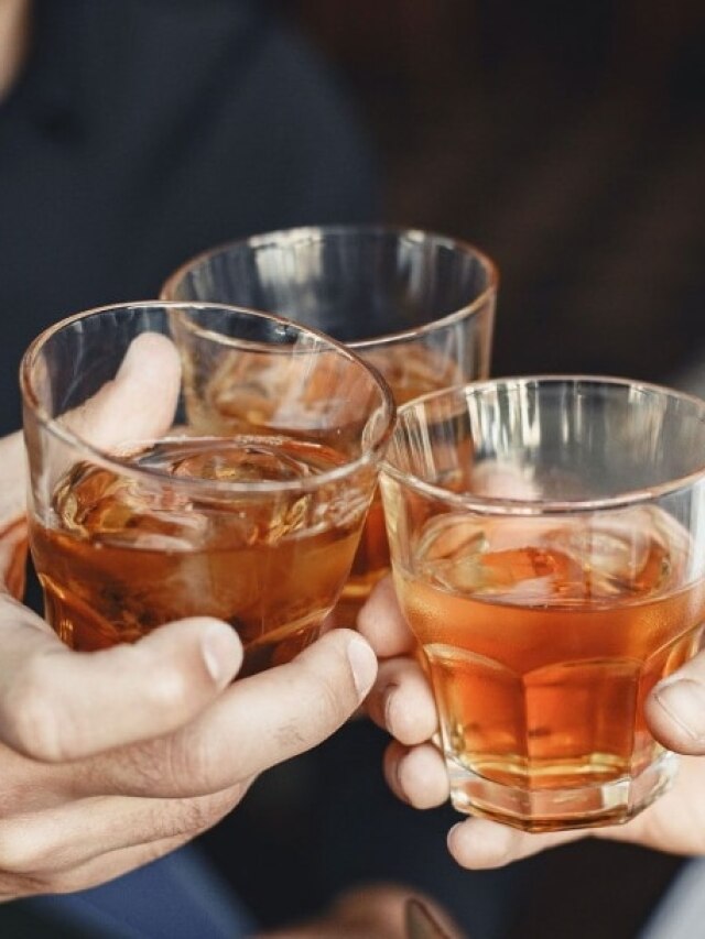 বর্ষশেষে সস্তায় পার্টি করতে চান? এই ৫ হুইস্কি কিনলে বাঁচবে পকেট