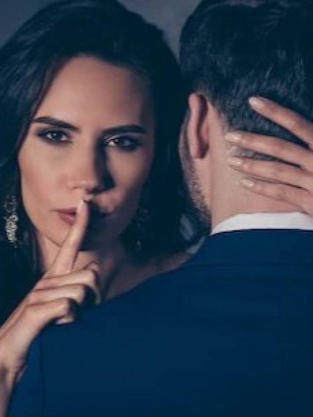 স্বামী অন্য বউদির প্রেমে পাগল, বুঝুন এই ৮ লক্ষণেই