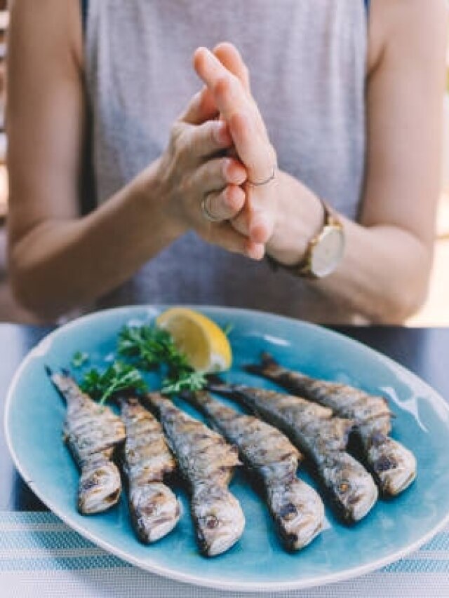 खाते वक्त ये एक गलती करने वाले कभी नहीं होते अमीर, तुरंत सुधारें ये बुरी आदत