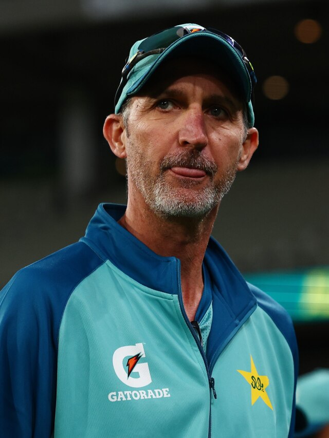 पाकिस्तान क्रिकेट टीम में फ‍िर भूचाल, हेड कोच ने अचानक छोड़ा पद, ये है वजह