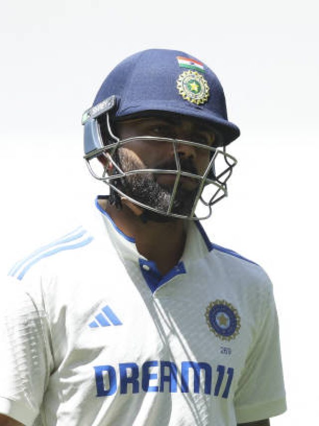 कोहली के OUT होने पर अनुष्का का मुंह लटका, अथिया भी हुईं मायूस