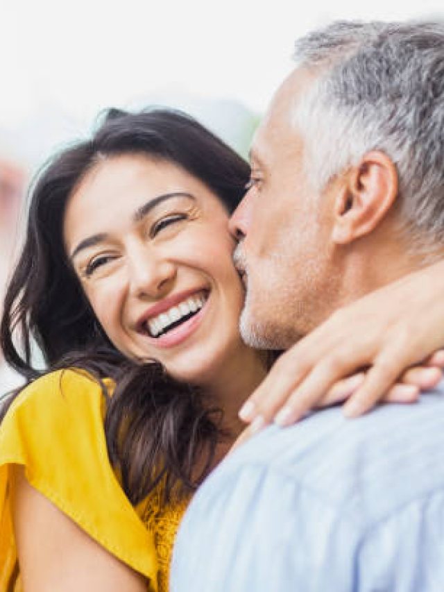 গভীর সুখ পাওয়ার জন্যই বিবাহিত পুরুষের প্রেমে পড়েন অল্প বয়সিরা