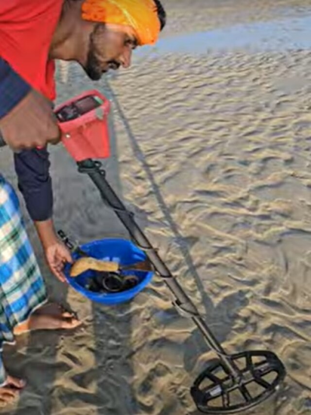 गंगा किनारे ये क्या लेकर घूम रहे लोग, जिससे कुछ देर में कमा लेते हैं मोटा पैसा