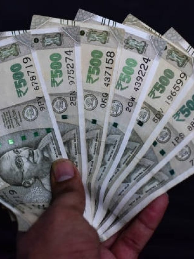 पैसों के साथ कभी न रखें ये 4 चीजें, कमाई हो जाएगी बंद