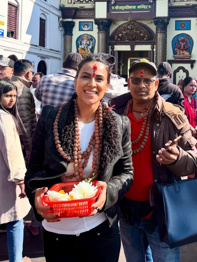 गले में रुद्राक्ष की मालाएं-माथे पर तिलक, निया ने किए पशुपतिनाथ मंदिर के दर्शन, Photos