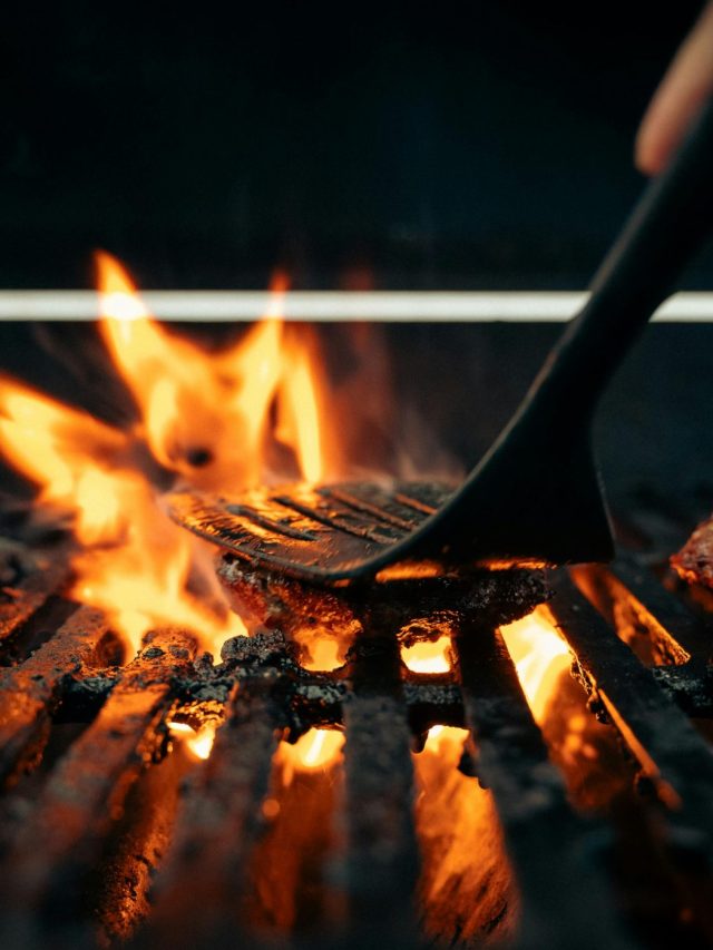 100 साल से नहीं धुला तवा, गंदे बर्तनों में बनते हैं बर्गर... रेस्टोरेंट का दावा