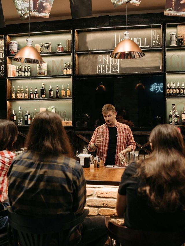 एयरपोर्ट पर कितनी सस्ती मिलती है ड्यूटी फ्री शराब, लगी रहती है लोगों की भीड़