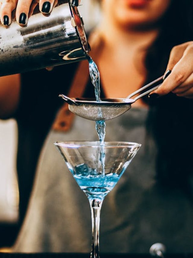 Career in Bartending: बारटेंडर बन कमा सकते हैं अच्छा पैसा, जानें पढ़ाई, सैलरी और सबकुछ
