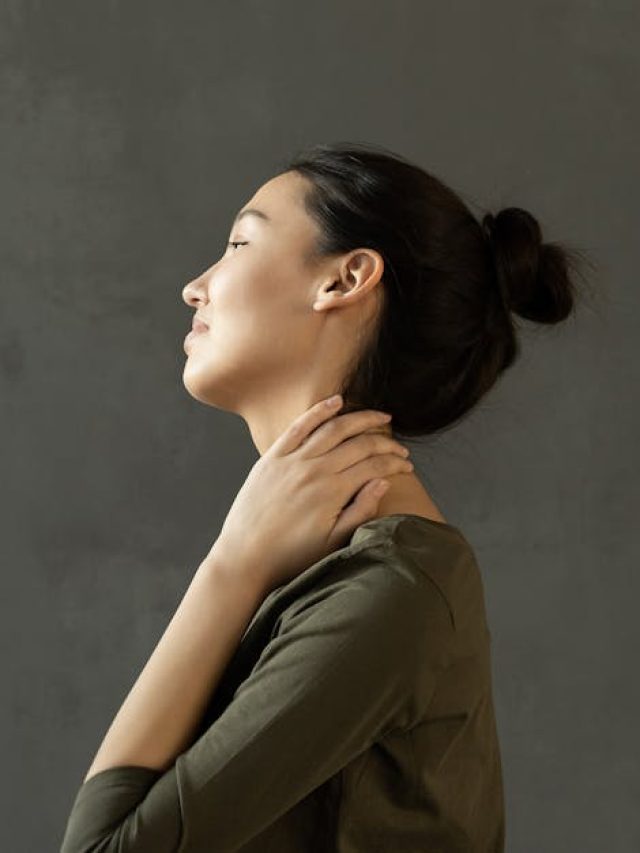 বিপদ ডেকে আনছে স্মার্টফোন, শরীরে এই ৬ ব্যথার জন্য দায়ি মোবাইল