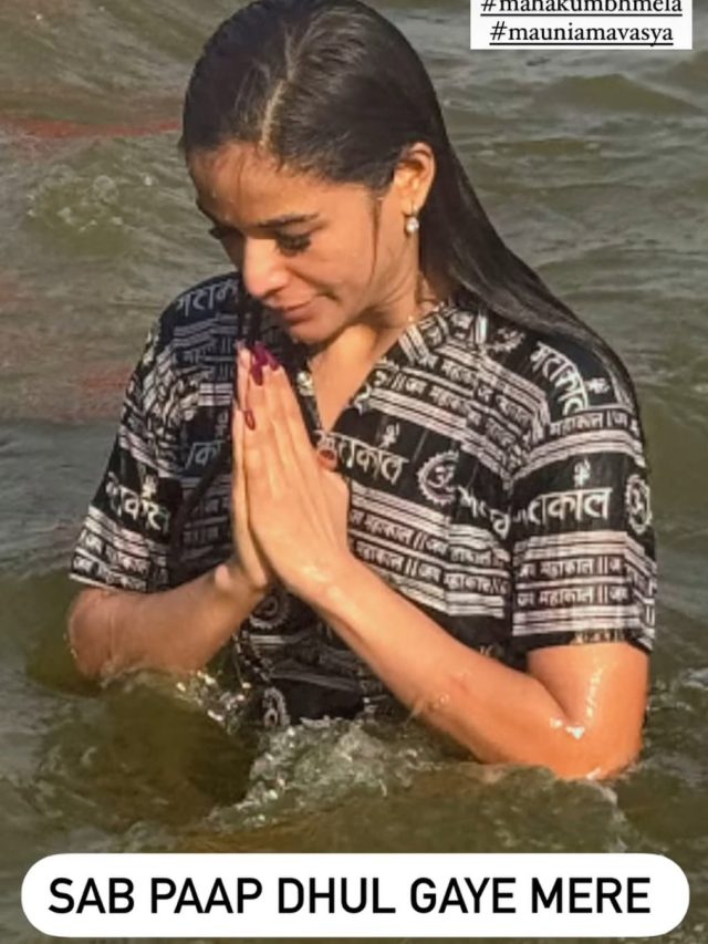 'सारे पाप धुल गए', पूनम पांडे ने संगम में लगाई डुबकी, मौनी अमावस्या के दिन पहुंचीं महाकुंभ
