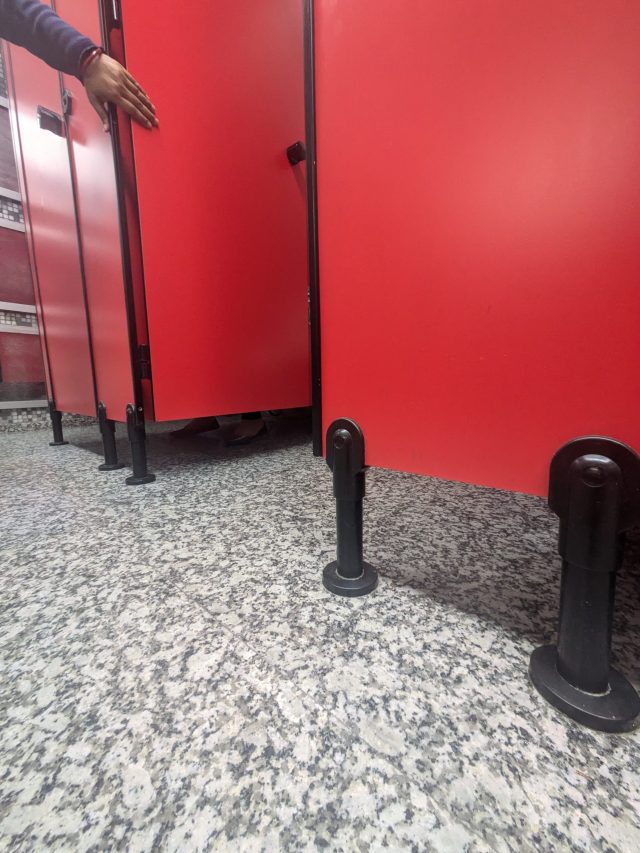 पब्लिक टॉयलेट में दरवाजे के नीचे खाली जगह क्यों छोड़ी जाती है? एक दो नहीं, कई हैं वजह