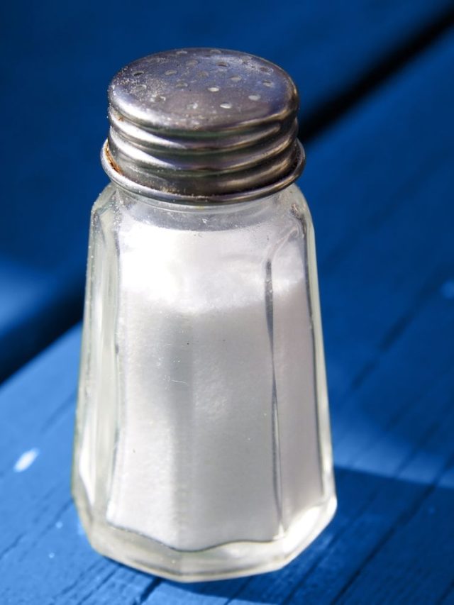 অতিরিক্ত কাঁচা নুন খাচ্ছেন নাকি? শরীরের এই উপসর্গই জানান দেবে