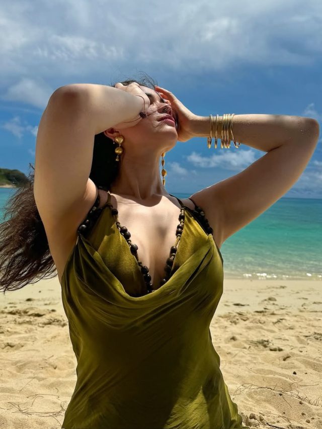 समंदर में नहाने उतरीं सारा तेंदुलकर... दिए सिजलिंग पोज, PHOTOs