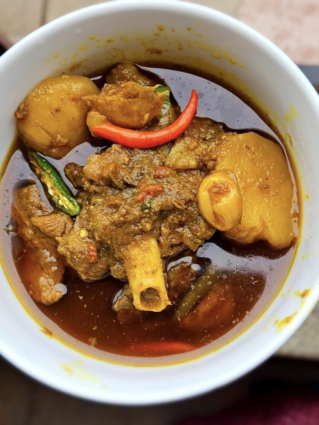 বিয়েবাড়ির মতো লাল লাল খাসির মাংস, এভাবে রাঁধলে স্বাদ ভুলবেন না বহুদিন