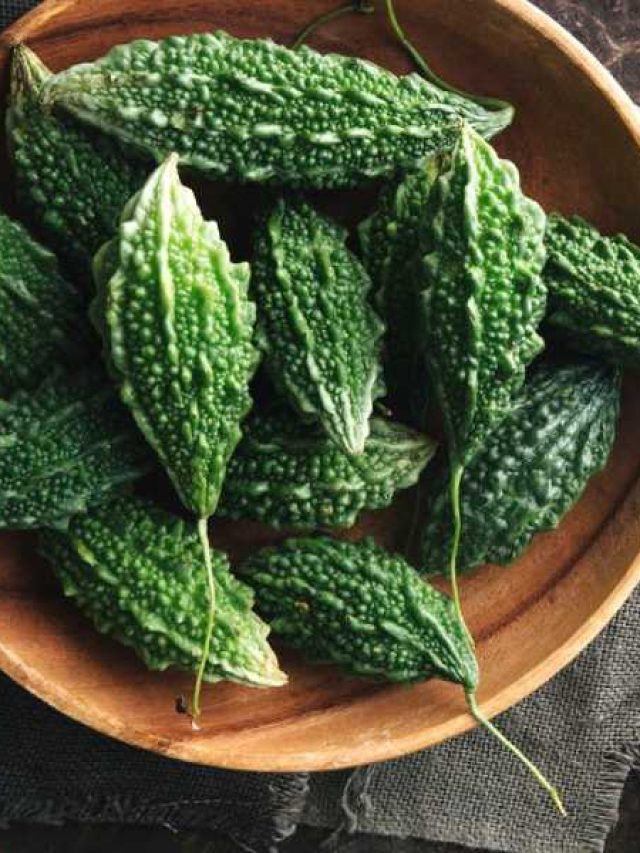 উচ্ছে-করলা বড্ড তেতো, তিতকুটে ভাব কমবে মা-কাকিমার টিপসে