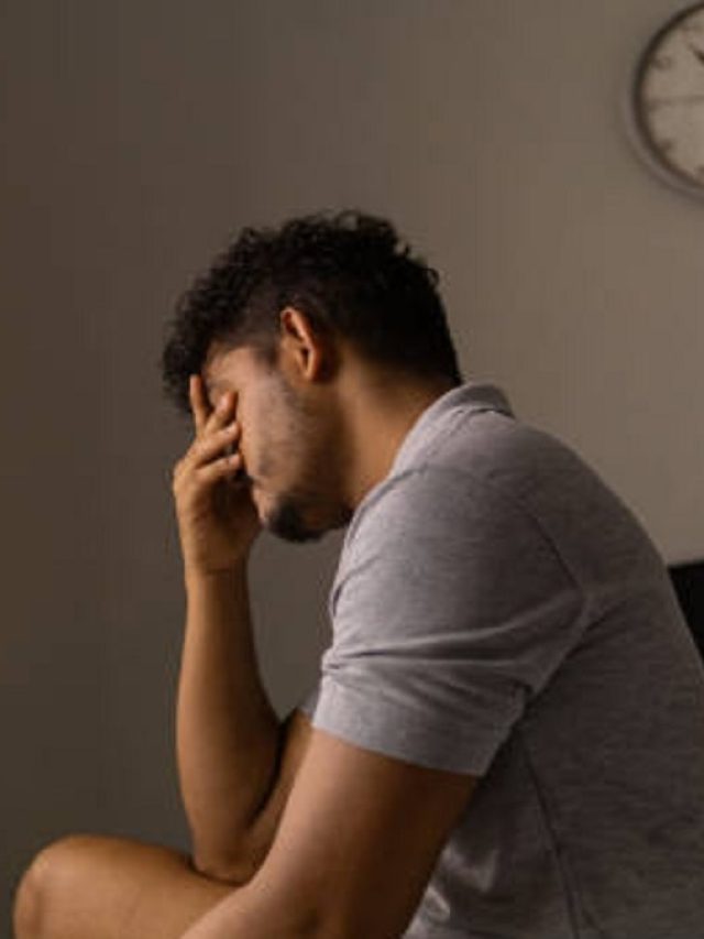 सुबह उठते ही बिल्कुल न करें ये 3 काम, बर्बाद हो जाएगा पूरा दिन