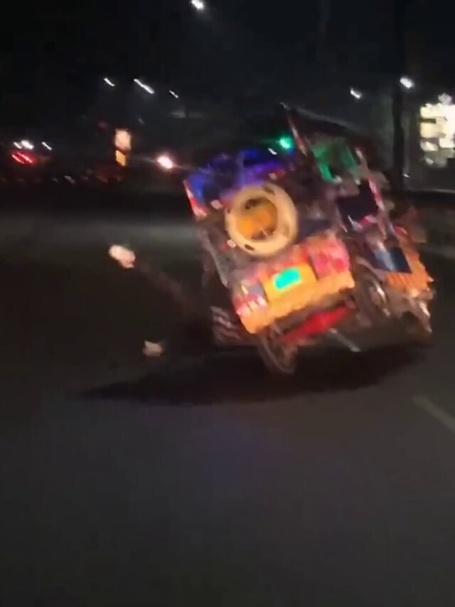 ई-रिक्शा पर किया खतरनार स्टंट,पलटा वाहन तो ड्राइवर उठकर लगा नाचने, VIDEO