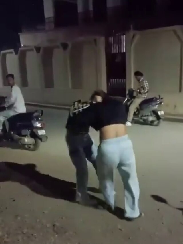 खींचे कपड़े, नोंचे बाल, गिराकर मारा... सड़क पर भिड़ीं दो लड़कियां तो लग गया जाम, VIDEO