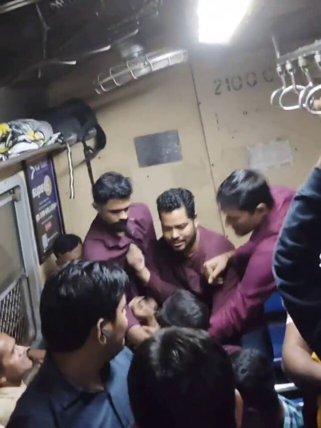 मुंबई लोकल में पटका-पटकी,  गुटखा थूकने को लेकर मचा बवाल, VIDEO