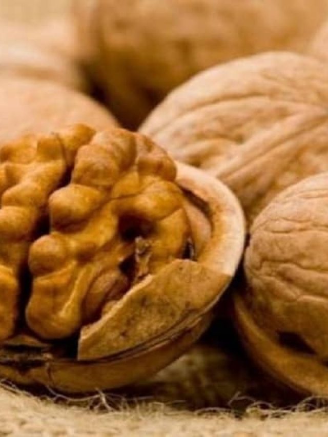 रोज सुबह इस तरह खाएं अखरोट समेत ये 4 ड्राई फ्रूट्स, बुढ़ापे में भी रहेंगे जवान