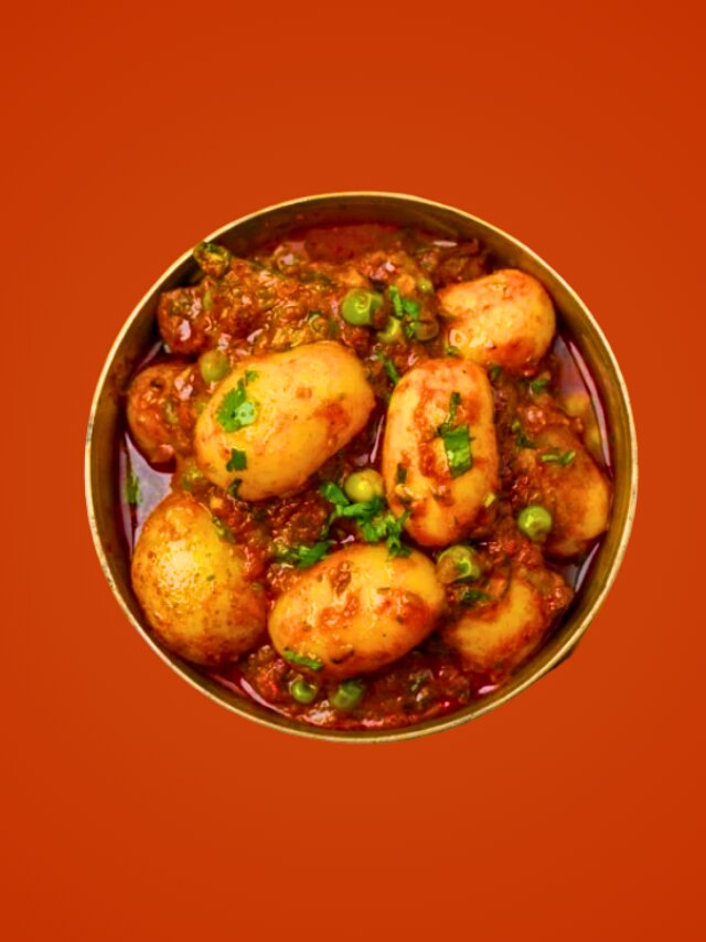 শীতের নতুন আলুর দমে দিন এই মশলা, রবিবার লুচি দিয়ে খান