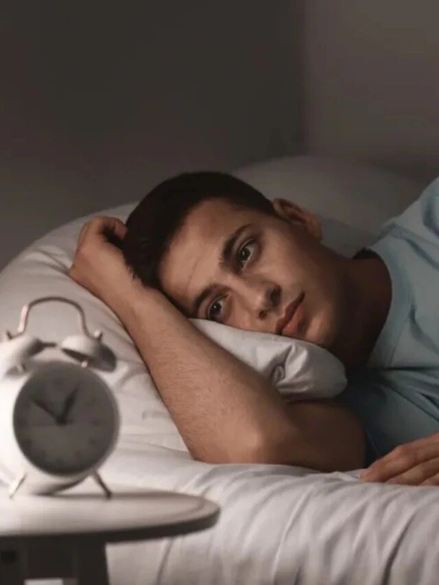 রাতে ঘুম আসতেই চায় না? এই সমস্ত খাবার নিয়মিত খেলেই হবে কাজ