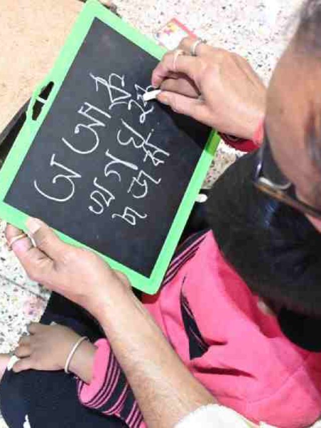 এবার সরস্বতী পুজোয় হাতেখড়ির সবচেয়ে শুভ মুহূর্তটি রইল