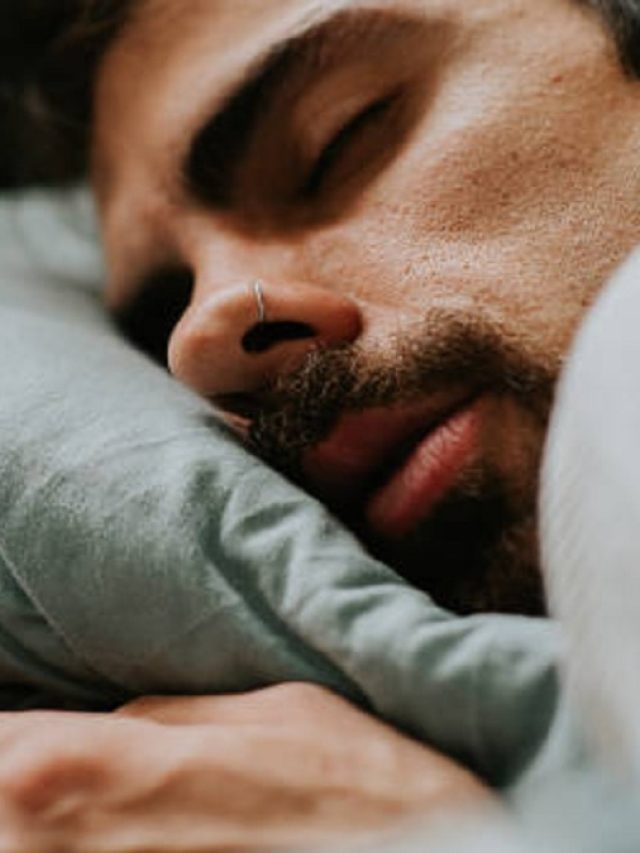 रात को सोते समय सिरहाने न रखें ये 5 चीजें, अमीर को भी कर देंगी कंगाल