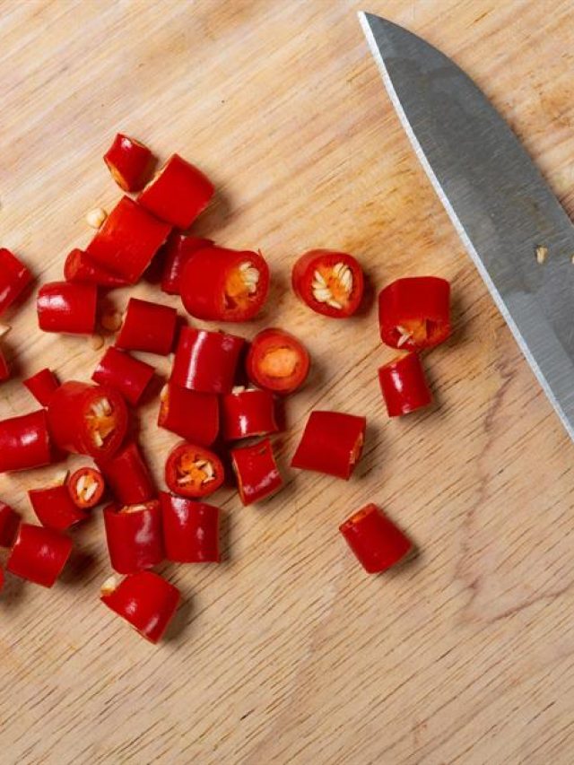 লঙ্কা কেটে হাতে জ্বালাপোড়া? কমানোর হ্যাকশ