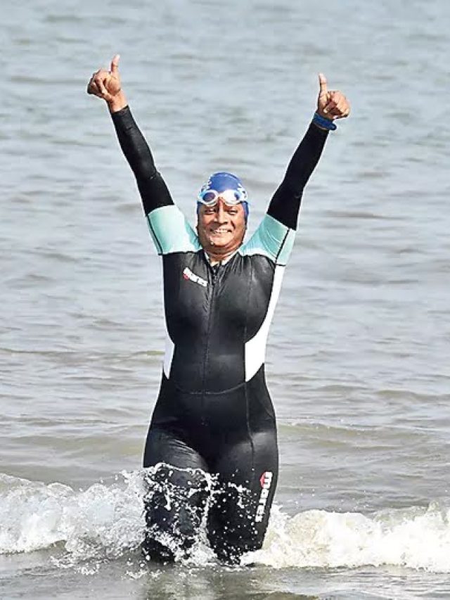 समुद्र में तैरकर किया 150 KM का सफर पूरा, 52 की उम्र में महिला ने रचा इतिहास