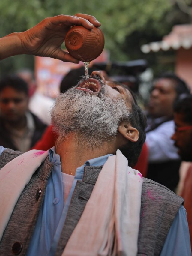 মূত্র খেলে শরীরে এসব অভূতপূর্ব উপকার, আগে জানতেন? জানলে চমকে উঠবেন