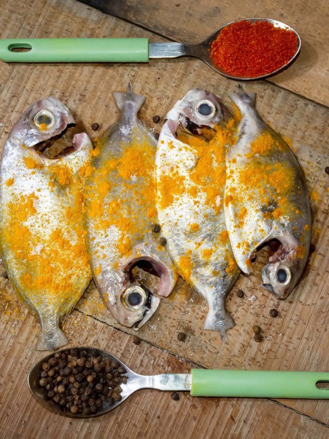 মাছ ভাজতে কেন মাখাতে হয় নুন-হলুদ? আসল কারণ জেনে নিন