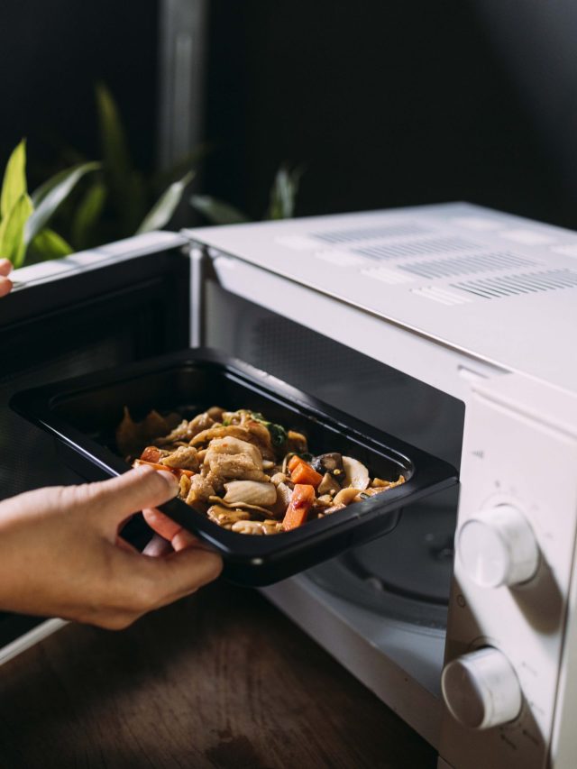 মাইক্রোওভেনে ভুলেও গরম করবেন না এসব খাবার, ওভেনে হবে বিস্ফোরণ