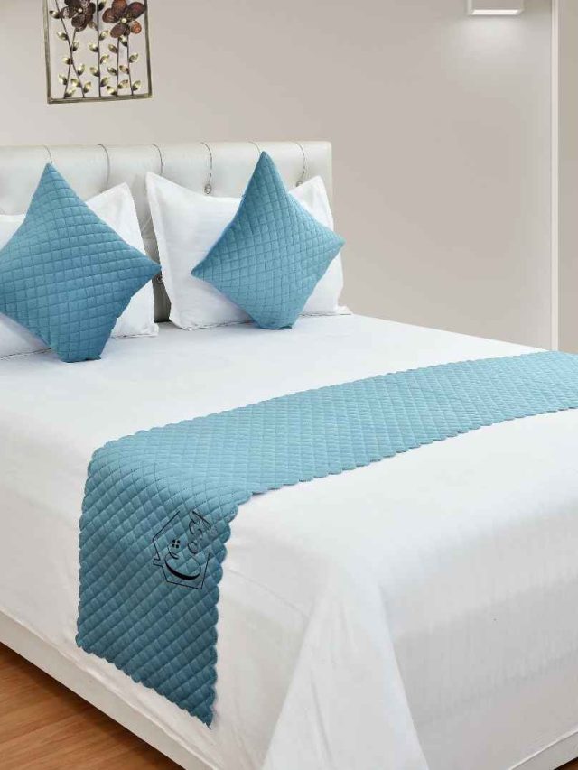 होटलों में बेड पर रखा रहता है ये कपड़ा, किस काम में आता है?