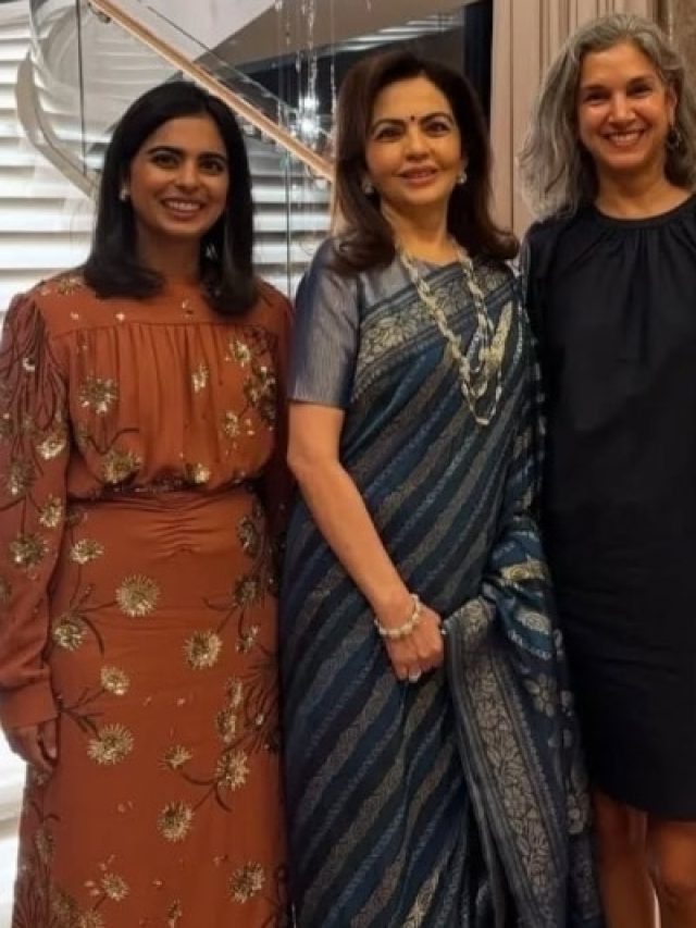 दोस्तों संग डिनर के लिए ईशा अंबानी ने पहना सिंपल सा स्कर्ट-टॉप, लाखों में है कीमत