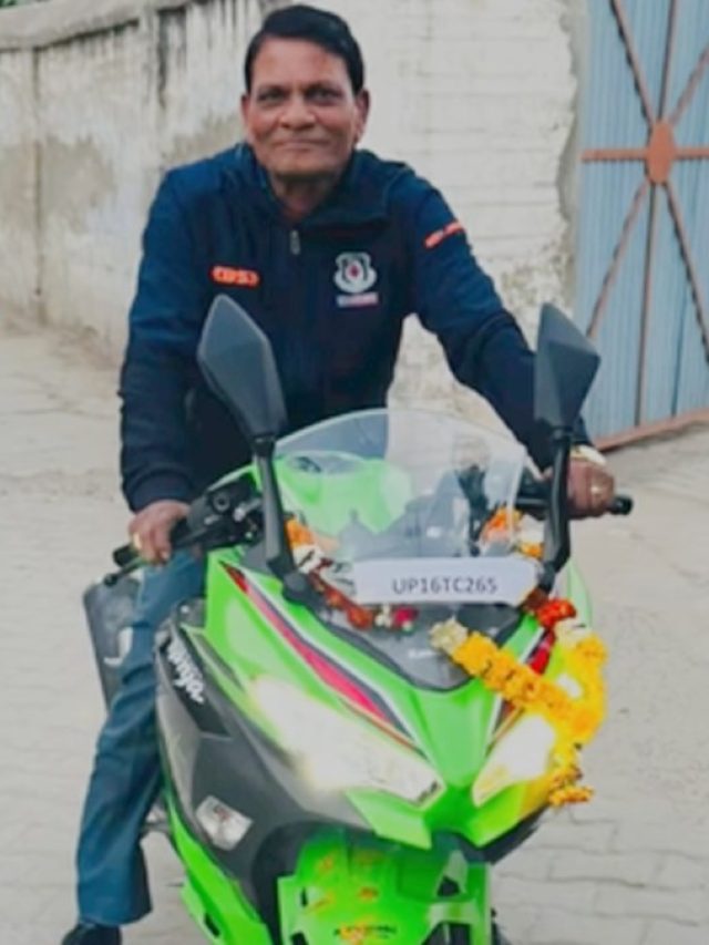 रिंकू सिंह ने पापा को गिफ्ट दी ये निंजा बाइक... लाखों में है इसकी कीमत, VIDEO