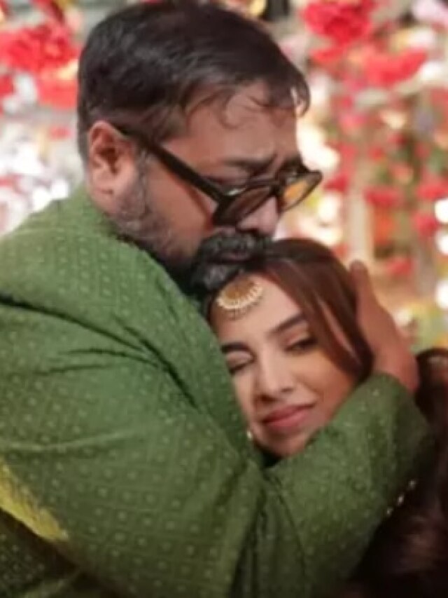 बेटी की शादी में इमोशनल हुए अनुराग कश्यप, Ex वाइफ को लगाया गले, VIDEO