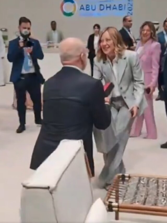 मेलोनी के सामने घुटने पर बैठा ये PM, फिर गिफ्ट दिया और लगाया गले... वीडियो वायरल