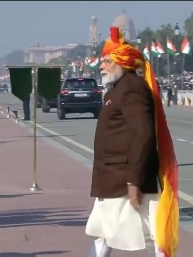 এবারও VIRAL মোদীর পাগড়ি! প্রজাতন্ত্র দিবসে চোখ ধাঁধানো পোশাক!