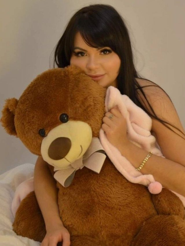 'लोग मुझसे लिपट कर रोते हैं...', लोगों को गले लगाकर कमाई करती है ये महिला