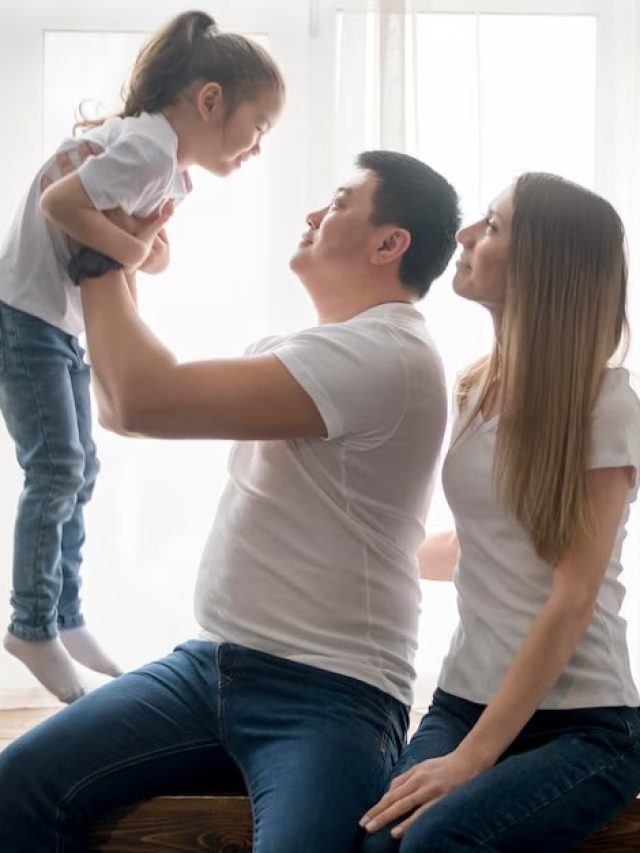 पेरेंट्स की इन आदतों पर काफी ज्यादा ध्यान देते हैं बच्चे, हमेशा रहें सतर्क