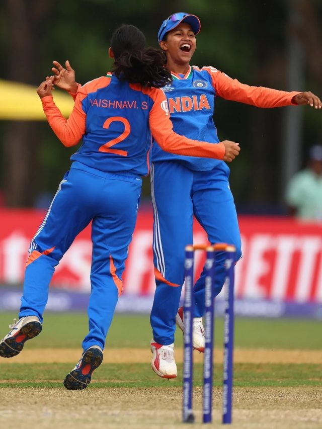 17 गेंदों में जीता मैच... वर्ल्ड कप में भारतीय गेंदबाजों का कहर, ये टीम 31 रनों पर सिमटी