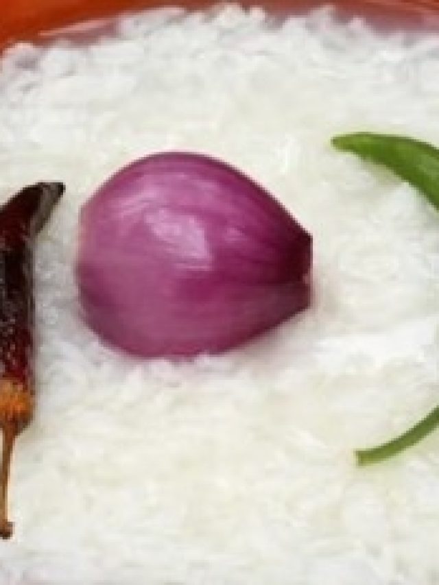 ভাতের সঙ্গে কাঁচা পেঁয়াজ কামড়ে  খেলে এসব হবেই, জেনে রাখুন