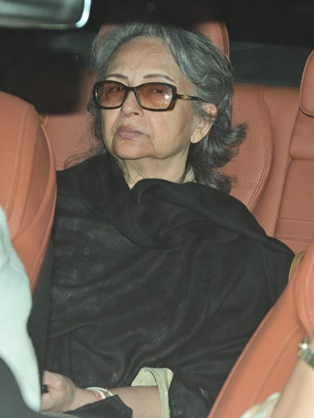 बेटे सैफ से मिलने पहुंचीं शर्मिला टैगोर, चेहरे पर दिखी टेंशन, PHOTOS