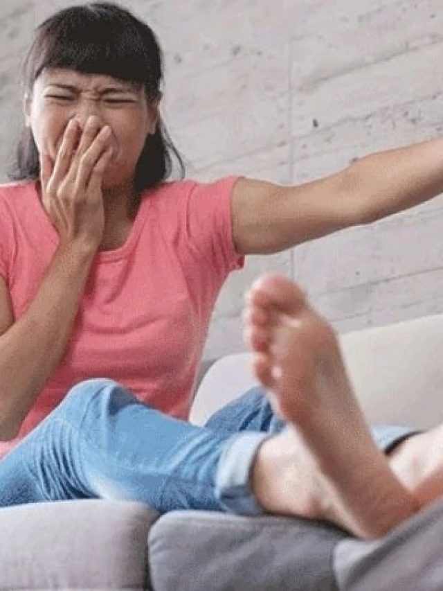 মোজা খুললেই মরা পচা দুর্গন্ধ, দূর করুন এই উপায়