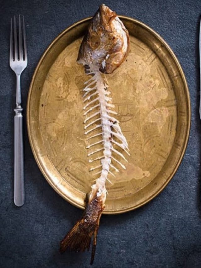 মাছের কাঁটা পেটে ঢুকে গেলে এসব হবেই, জেনে রাখুন