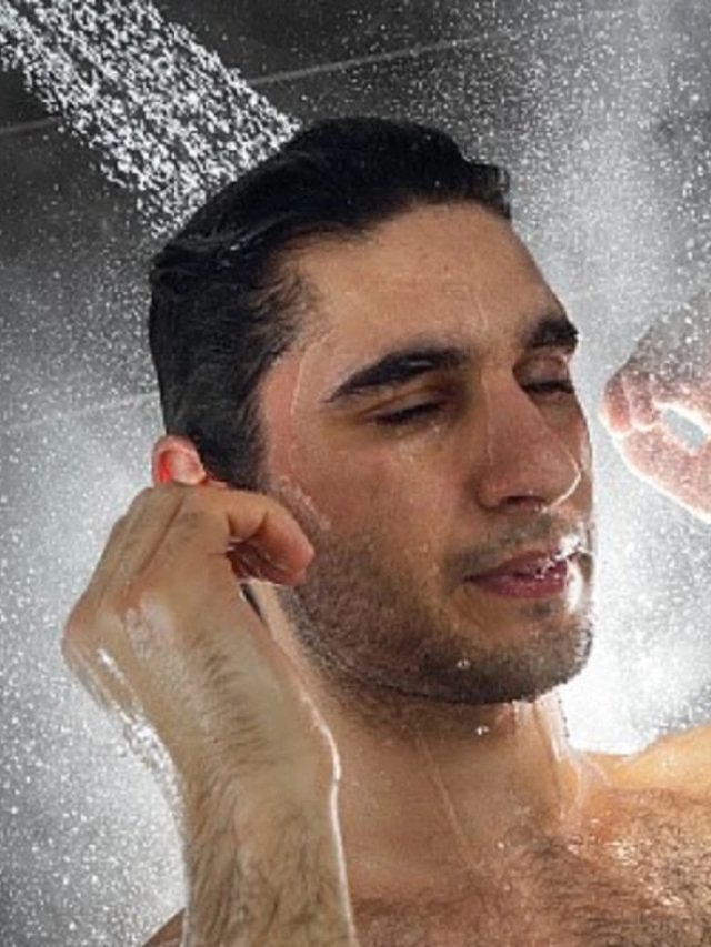 ঠান্ডায় গরম জলে স্নান করলে এসব হয়, জানতেন?