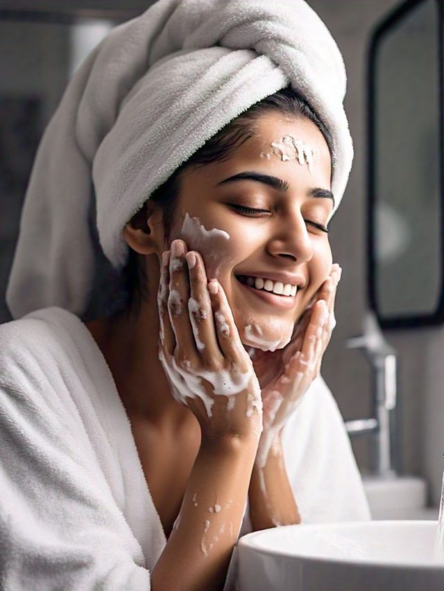दिन में कितनी बार धोना चाहिए चेहरा, एक्सपर्ट ने बताया क्यों ये जानना है जरूरी
