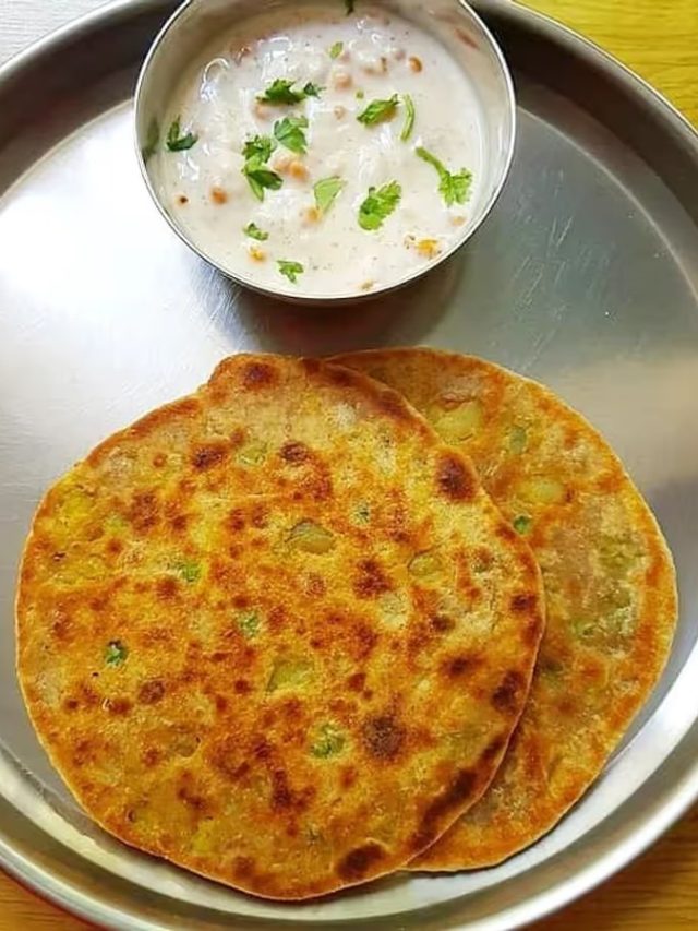 বেলতেই হবে না, এভাবে আলুর পরোটা বানালে পুর বাইরে যাবে না