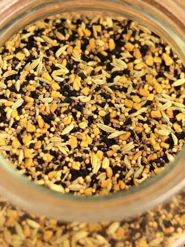 ফোড়ন দেওয়ার সময় করুন এই কাজ, হাঁচি-কাশি আর হবে না